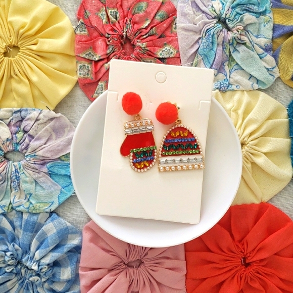 ⚡️ Red Hat & Mitten Enamel Earrings - Picture 1 of 3